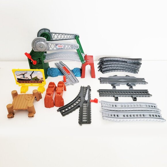 Thomas & Friends Trackmaster Bridge Lift Thomas & Skiff with Percy and Nia - Picture 3 of 8